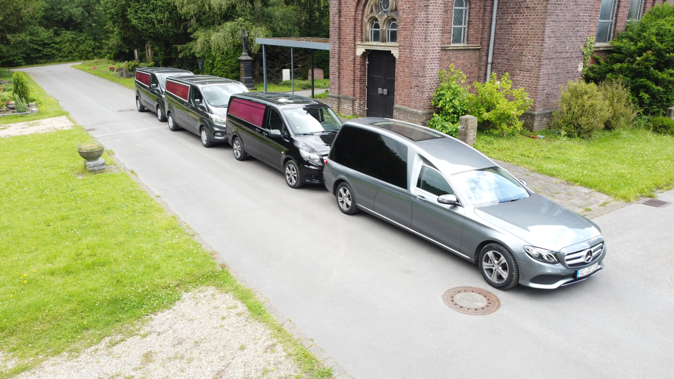 Die Fahrzeugflotter auf dem Friedhofweg in Aachen